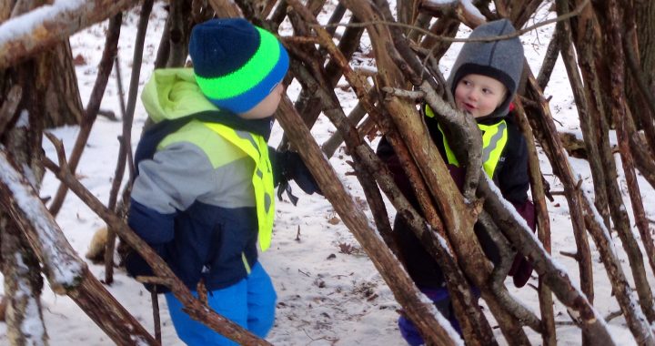Kinder und Schnee
