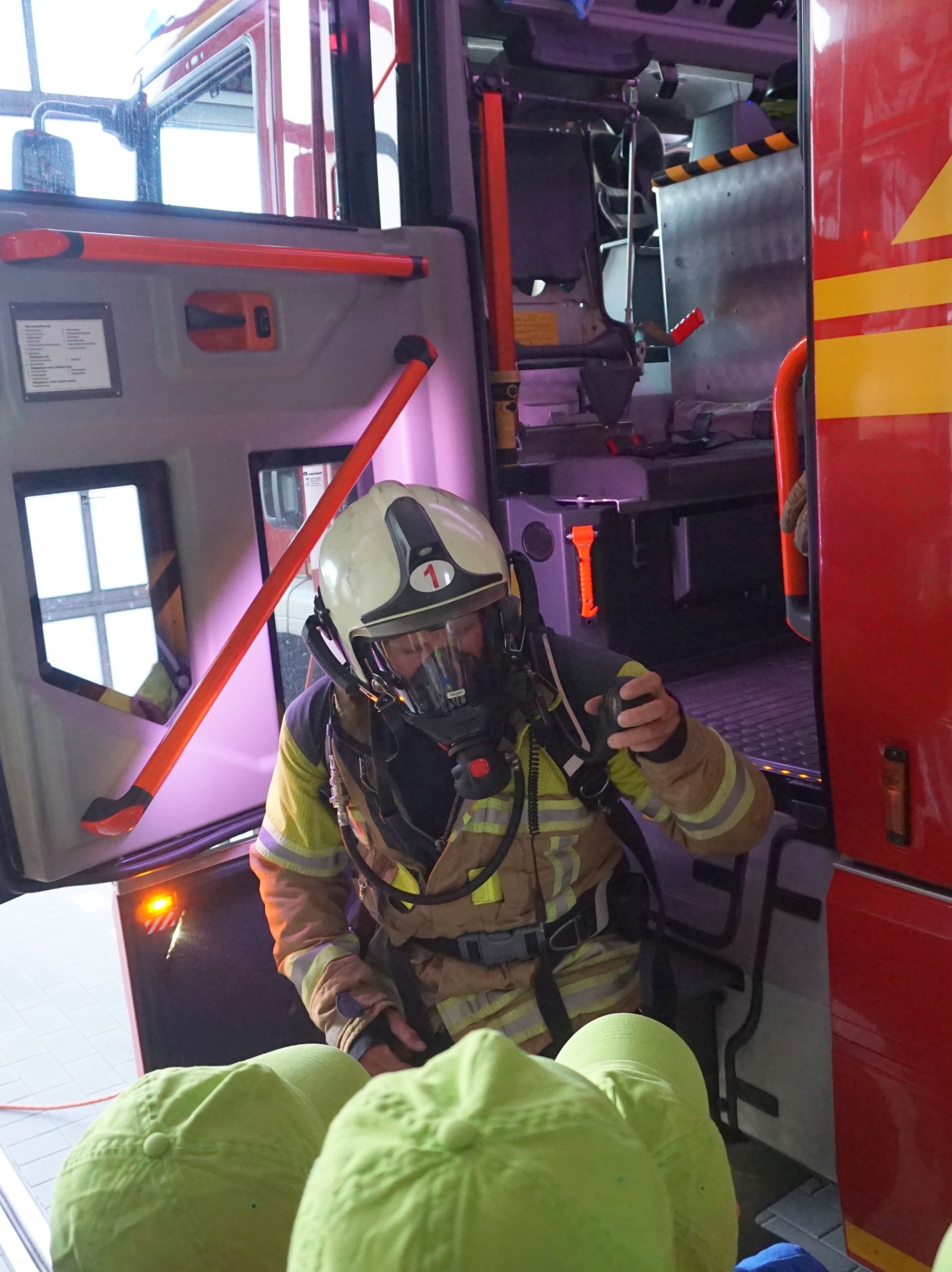 Feuerwehrmann mit Ausrüstung