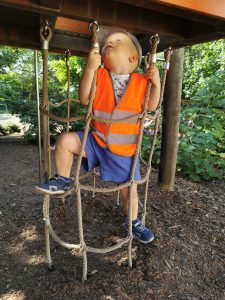 Kripppenkind klettert