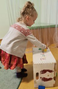 Krippenkind lernt Farben