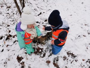 Kinder entdecken Schnee