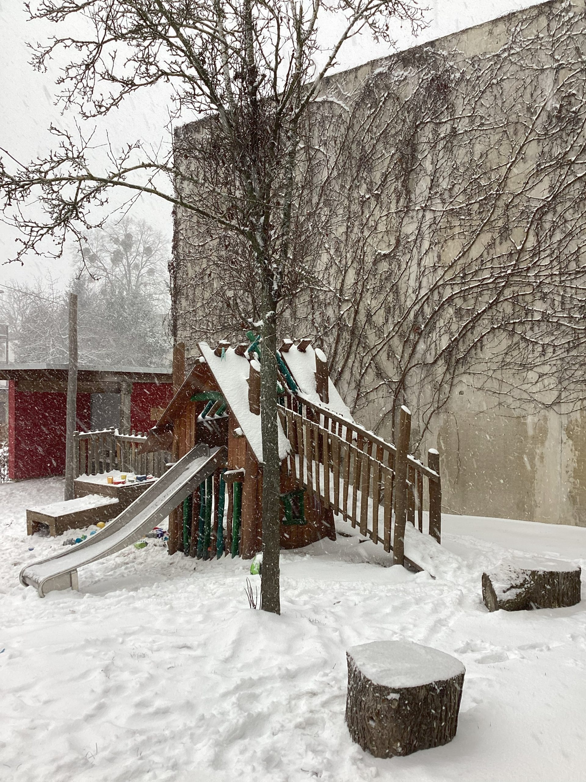 Ein kleiner verschneiter Holzspielplatz