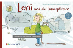 Ein Mädchen mit Brille steht in einem unordentlichen Wohnzimmer, hält eine Leine in der Hand und sieht traurig aus. Im Zimmer stehen ein Sofa, ein Sessel, verstreute Taschentücher und Pfotenabdrücke. Der Buchtitel lautet "Leni und die Trauerpfatzen".