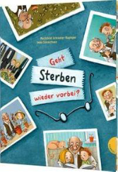 Buchumschlag mit dem deutschen Titel Geht Sterben wieder vorbei? mit Fotos von Familien und älteren Menschen, einer Brille und einem blauen Hintergrund mit verspielten, cartoonartigen Illustrationen.