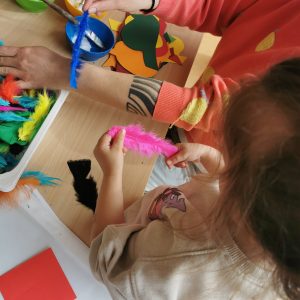 Erkunden und kitzeln mit Federn
